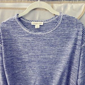 Size Medium elbow length sleeves. Lightweight cotton very comfortable